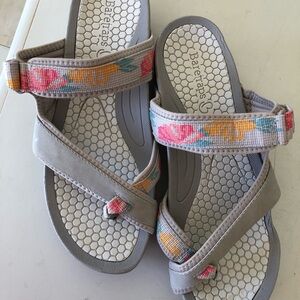 BareTraps Women's Deserae Denni Sandals with Colorful Straps Size 8.5